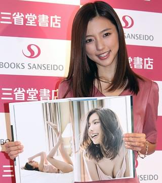 真野恵里菜、10周年記念写真集を機にさらなる飛躍期す「また新たなスタート」