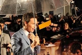 来日した「ファンタビ」エディ・レッドメイン、魔法のトランクの中から登場！