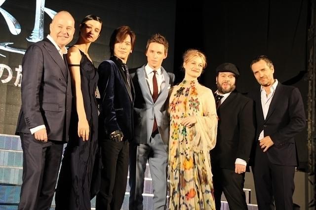 来日した「ファンタビ」エディ・レッドメイン、魔法のトランクの中から登場！