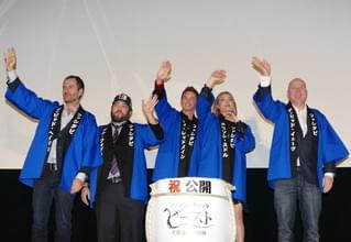 一生、忘れない！エディ・レッドメインら「ファンタビ」一行、公開初日に鏡開き