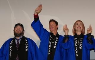 一生、忘れない！エディ・レッドメインら「ファンタビ」一行、公開初日に鏡開き