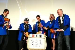 一生、忘れない！エディ・レッドメインら「ファンタビ」一行、公開初日に鏡開き