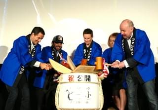 一生、忘れない！エディ・レッドメインら「ファンタビ」一行、公開初日に鏡開き