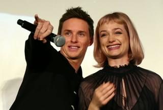 一生、忘れない！エディ・レッドメインら「ファンタビ」一行、公開初日に鏡開き