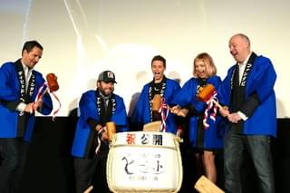 一生、忘れない！エディ・レッドメインら「ファンタビ」一行、公開初日に鏡開き