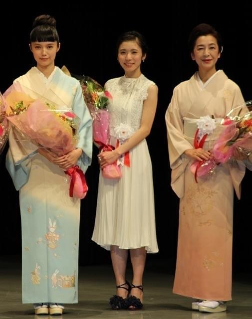 宮崎あおい（左）との対面を喜んだ 松岡茉優（中央）と高橋惠子
