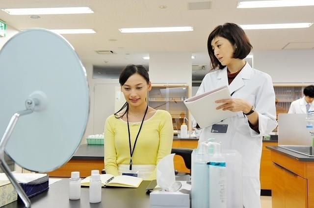 大政絢、“スッピン”で映画主演！「コスメティックウォーズ」で化粧品業界の裏側を暴く