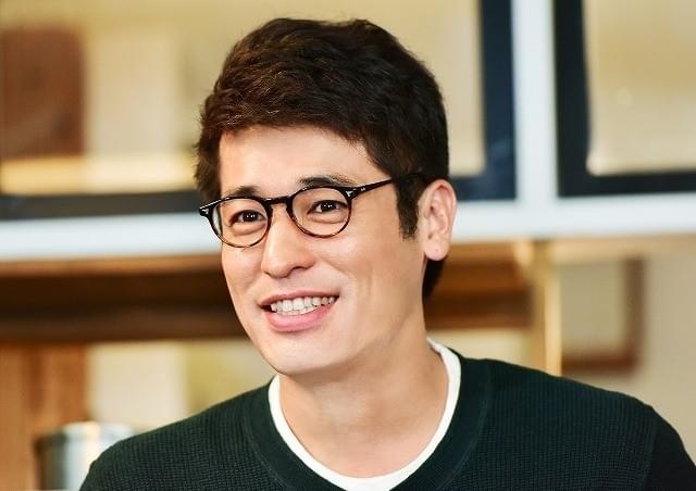 すずめの叔父役を演じる佐藤隆太