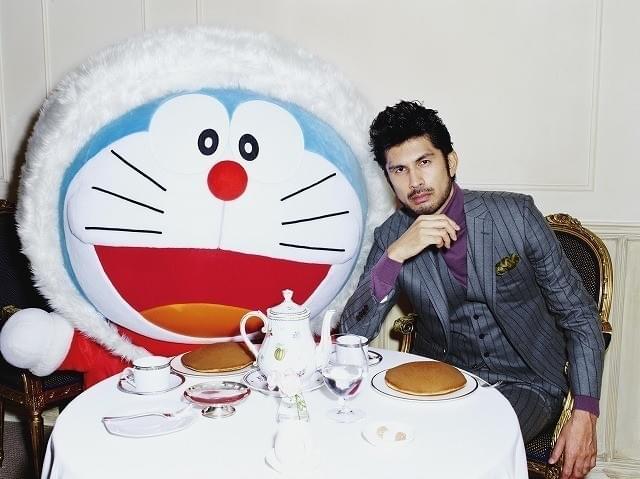 ドラえもんと対面を果たした平井堅