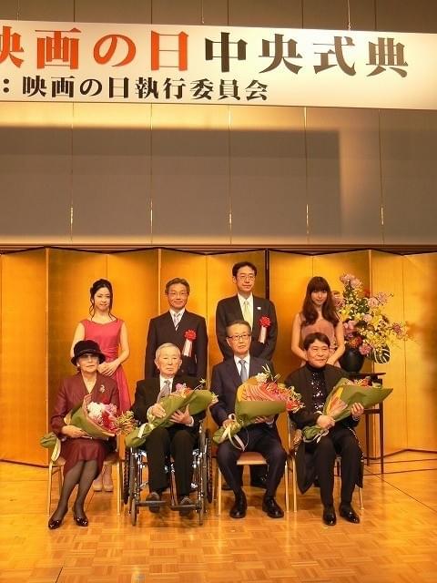 左から石原まき子氏、山内静夫氏、 高井英幸氏、おすぎ氏（前列）