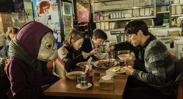 “魚人間”に扮するはイ・グァンス