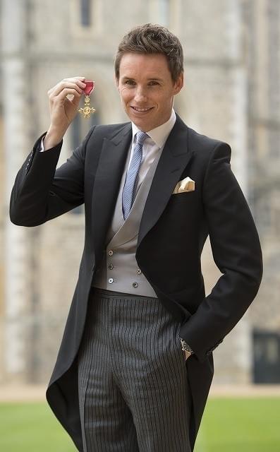 オスカー俳優レッドメイン笑顔の受章