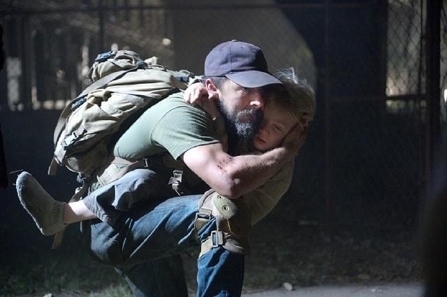 シャイア・ラブーフ主演「マン・ダウン」、迫力の銃撃＆爆破シーンとらえた予告編が完成！