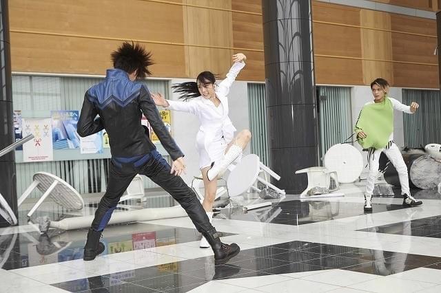 ライダーたちが絶体絶命のピンチに！ 仮面ライダー「MOVIE大戦」本編映像