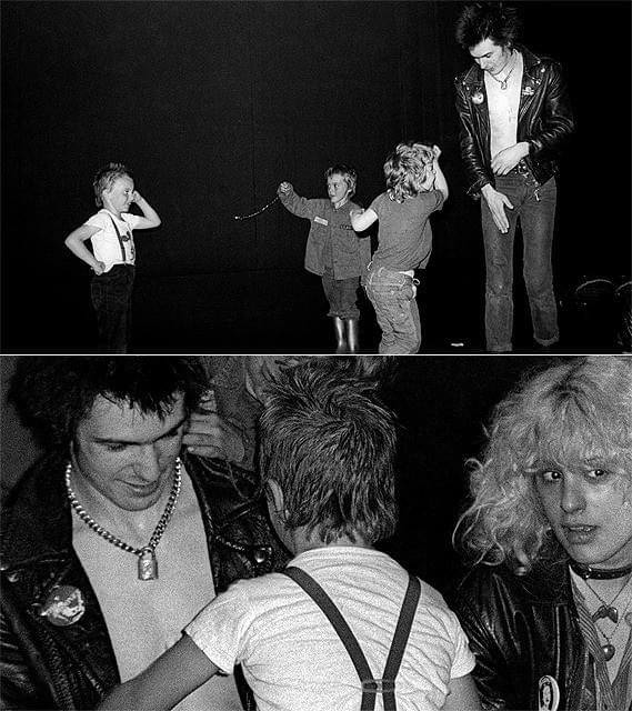 小さな子どもたちと 戯れる生前のシド・ビシャス