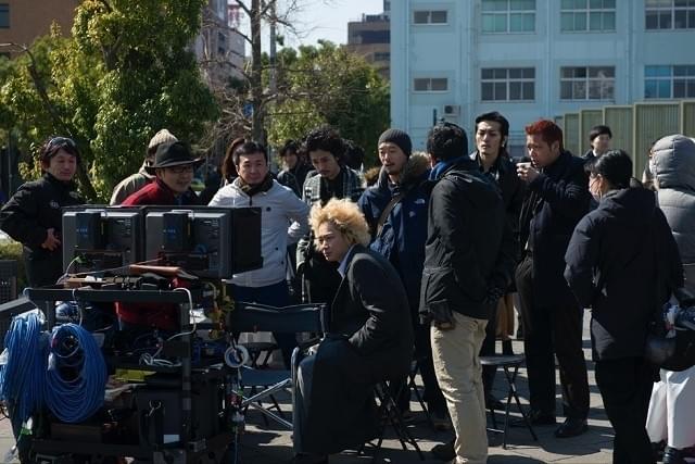 モニターベースにかじりつく綾野剛