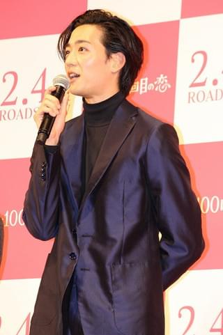 熱烈ファンへ“頭ポンポン”！ 坂口健太郎の“一途”な対応に場内もん絶！