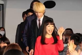 熱烈ファンへ“頭ポンポン”！ 坂口健太郎の“一途”な対応に場内もん絶！