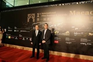 小日向文世＆矢口史靖監督が自転車で参上！「サバイバルファミリー」マカオ上映は大盛況