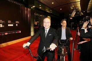 小日向文世＆矢口史靖監督が自転車で参上！「サバイバルファミリー」マカオ上映は大盛況