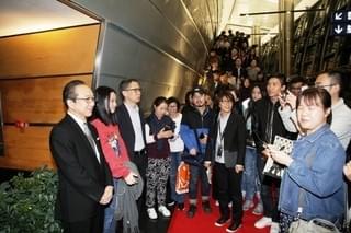 小日向文世＆矢口史靖監督が自転車で参上！「サバイバルファミリー」マカオ上映は大盛況