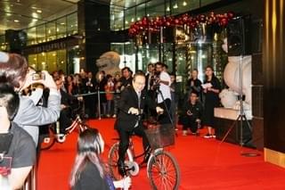 小日向文世＆矢口史靖監督が自転車で参上！「サバイバルファミリー」マカオ上映は大盛況