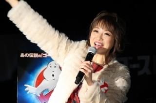 「ゴーストバスターズ」フェイスツリー点灯式で鈴木奈々がゴースト化？