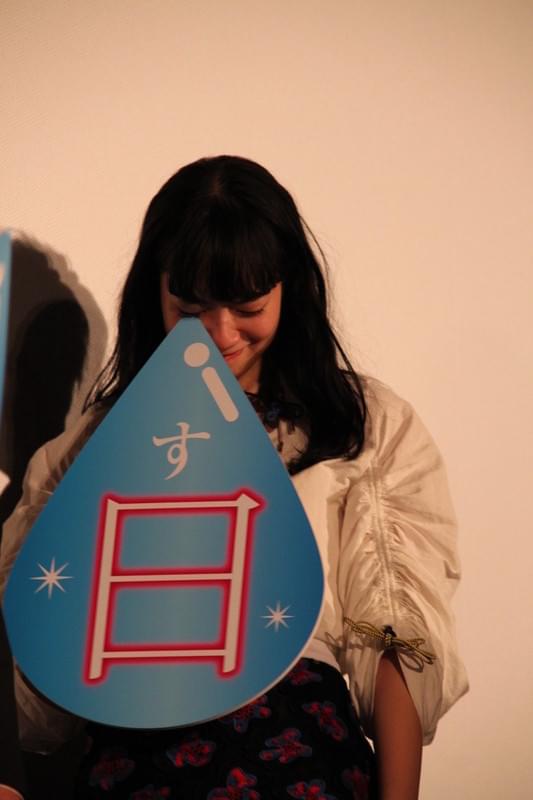 涙型のパネルで号泣を ごまかした小松菜奈