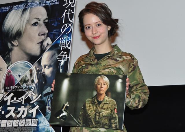 人生初という軍服姿で登場