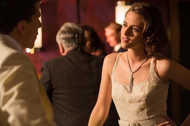 この映画のために作られたシャネルのドレスを着たクリステン・スチュワート