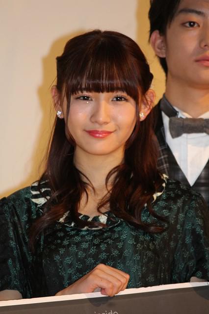 笑顔の浅川梨奈