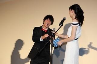 福士蒼汰、小松菜奈の無茶ぶりに大照れ＆まさかの仕返し！