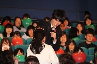 福士蒼汰、小松菜奈の無茶ぶりに大照れ＆まさかの仕返し！