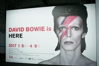 デビッド・ボウイ大回顧展「DAVID BOWIE is」 鋤田正義、山本寛斎らボウイさんとの思い出語る