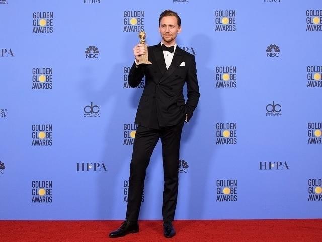 トロフィーを掲げる トム・ヒドルストン