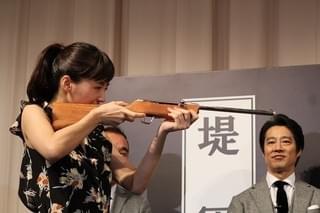 綾瀬はるか、ジェスチャークイズでまさかの“禁じ手” 天然さく裂に堤真一猛抗議