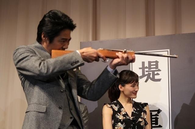 綾瀬はるか、ジェスチャークイズでまさかの“禁じ手” 天然さく裂に堤真一猛抗議