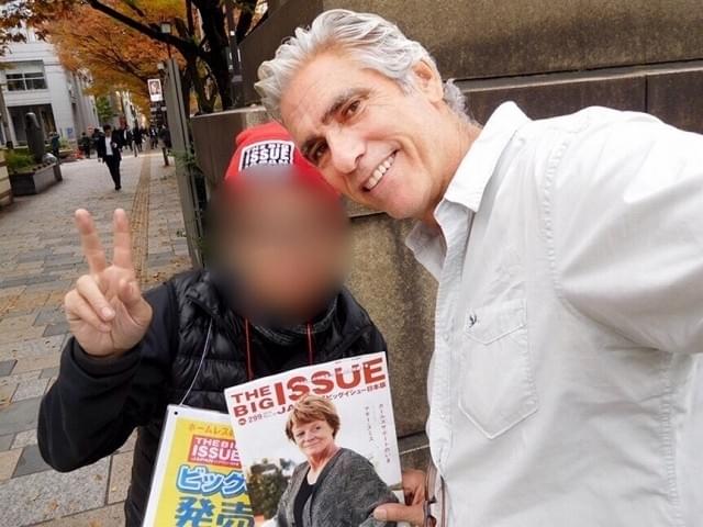 「ホームレス」出演モデルのマーク・レイ、来日時に日本のビッグイシュー販売員と交流