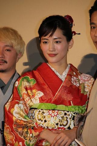 綾瀬はるか、着物姿に恥じらいも「う、う、嬉しいものです」