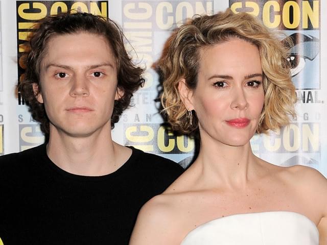 サラ・ポールソン（右）とエバン・ ピーターズが続投