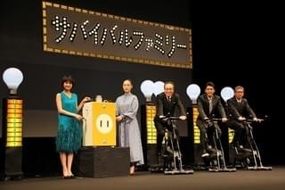 小日向文世、極寒撮影で生命の危機!? 深津絵里はブタとの共演に苦悩