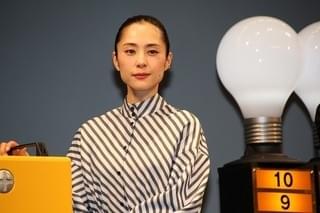 小日向文世、極寒撮影で生命の危機!? 深津絵里はブタとの共演に苦悩