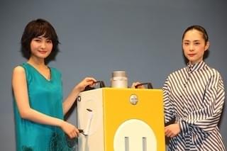 小日向文世、極寒撮影で生命の危機!? 深津絵里はブタとの共演に苦悩