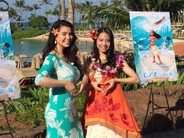 主人公モアナの声を演じる屋比久知奈(右)とオリジナル版声優のアウリー・クラバーリョ