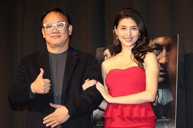 キム・ソンス監督と橋本マナミ