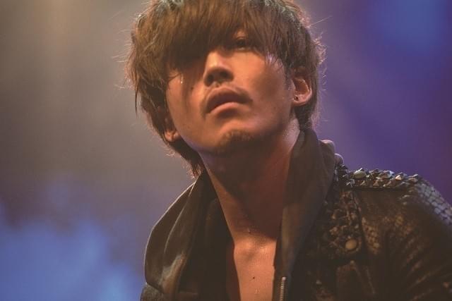 色気たっぷりに歌唱