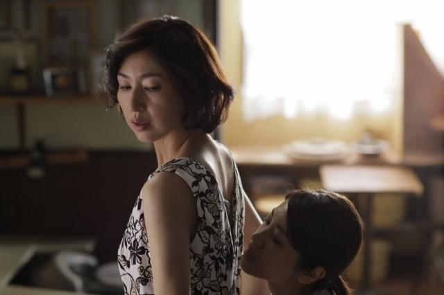 ファスナーを口で上げる色香漂うシーン