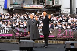 水谷豊＆反町隆史「相棒」劇場版イベントで道頓堀に 5000人の歓声でパレードさながら