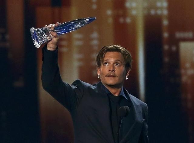 ピープルズ・チョイス・アワード授賞式でスピーチ