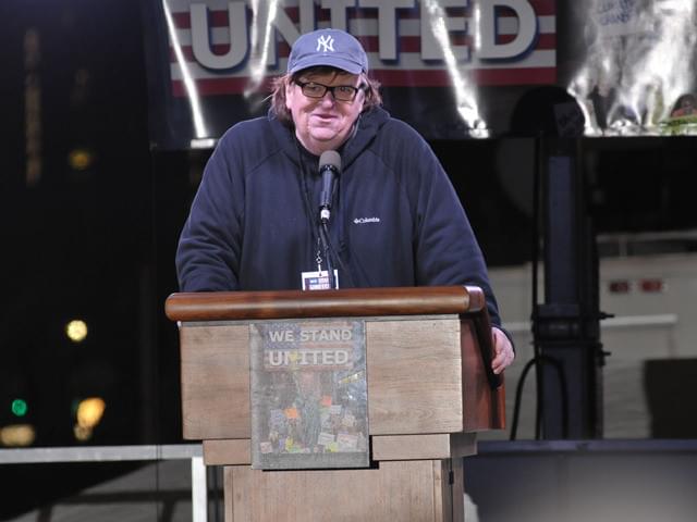 マイケル・ムーア、トランプ大統領就任式直前に反対集会 NYにデ・ニーロらセレブ集結